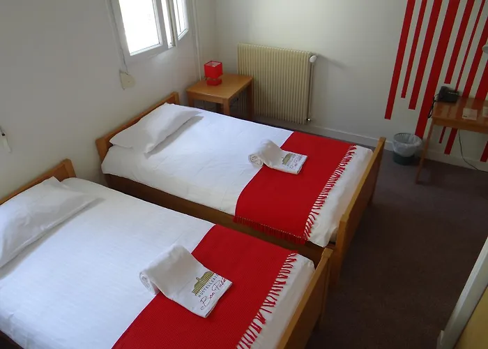 博帕斯图尔旅馆 2* 昂热