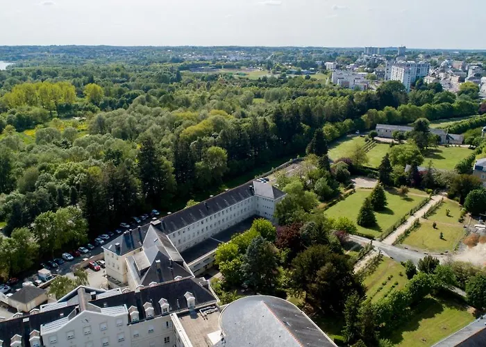 博帕斯图尔旅馆 2* 昂热